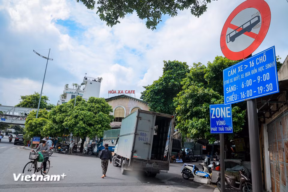 Khu vực 2 bao gồm phố cổ và vùng phụ cận hồ Hoàn Kiếm, được giới hạn bởi các tuyến Tràng Thi, Thợ Nhuộm, Hàng Bông, Phùng Hưng, Phan Đình Phùng, Hàng Đậu, Trần Nhật Duật, Trần Quang Khải, Tràng Tiền và Hàng Khay. (Ảnh: Hoài Nam/Vietnam+)