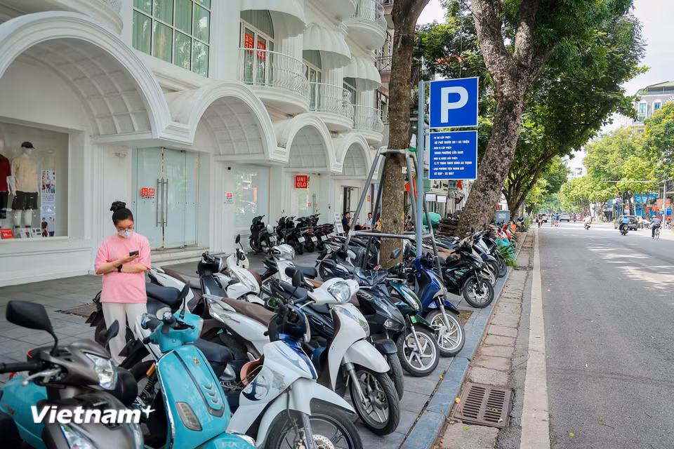 Để đáp ứng nhu cầu gửi xe của người dân, Sở Xây dựng phối hợp Uỷ ban Nhân dân các phường bố trí 220 bãi, điểm trông giữ xe tại khu vực thí điểm thuộc các phường Hoàn Kiếm, Cửa Nam và Ba Đình. (Ảnh: Hoài Nam/Vietnam+)
