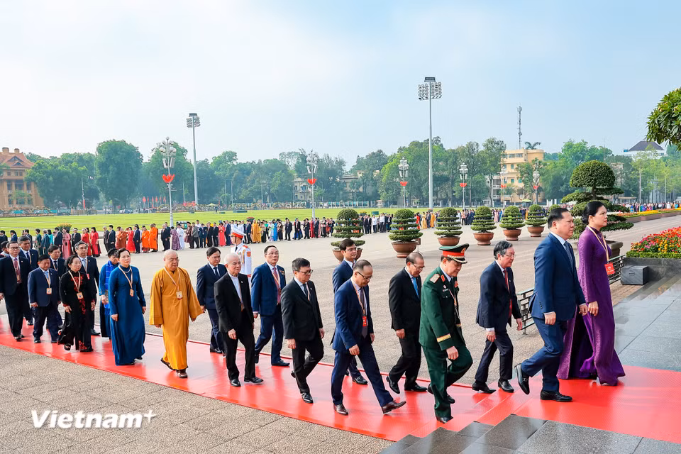 Với lòng biết ơn vô hạn, Đoàn đại biểu đã bày tỏ lòng thành kính, tưởng nhớ công lao to lớn của Chủ tịch Hồ Chí Minh đối với sự nghiệp xây dựng và củng cố vững chắc khối đại đoàn kết toàn dân tộc. (Ảnh: Hoài Nam/Vietnam+)