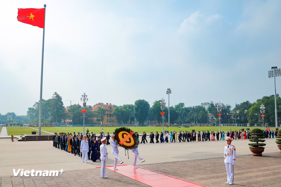 Sáng 11/5, trước khi diễn ra khai mạc Đại hội đại biểu toàn quốc Mặt trận Tổ quốc Việt Nam lần thứ XI, các đại biểu trong Đoàn Chủ tịch Ủy ban Trung ương Mặt trận Tổ quốc Việt Nam khóa X, Trưởng các đoàn đại biểu và người Việt Nam ở nước ngoài về tham dự Đại hội đã vào Lăng viếng Chủ tịch Hồ Chí Minh và dâng hương, dâng hoa tưởng nhớ Anh hùng liệt sỹ tại Đài tưởng niệm các Anh hùng liệt sỹ. (Ảnh: Hoài Nam/Vietnam+)