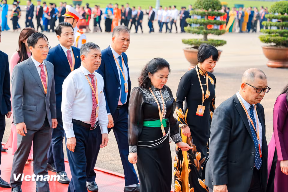 Hơn 1.300 đại biểu đã vào Lăng viếng Chủ tịch Hồ Chí Minh. (Ảnh: Hoài Nam/Vietnam+)
