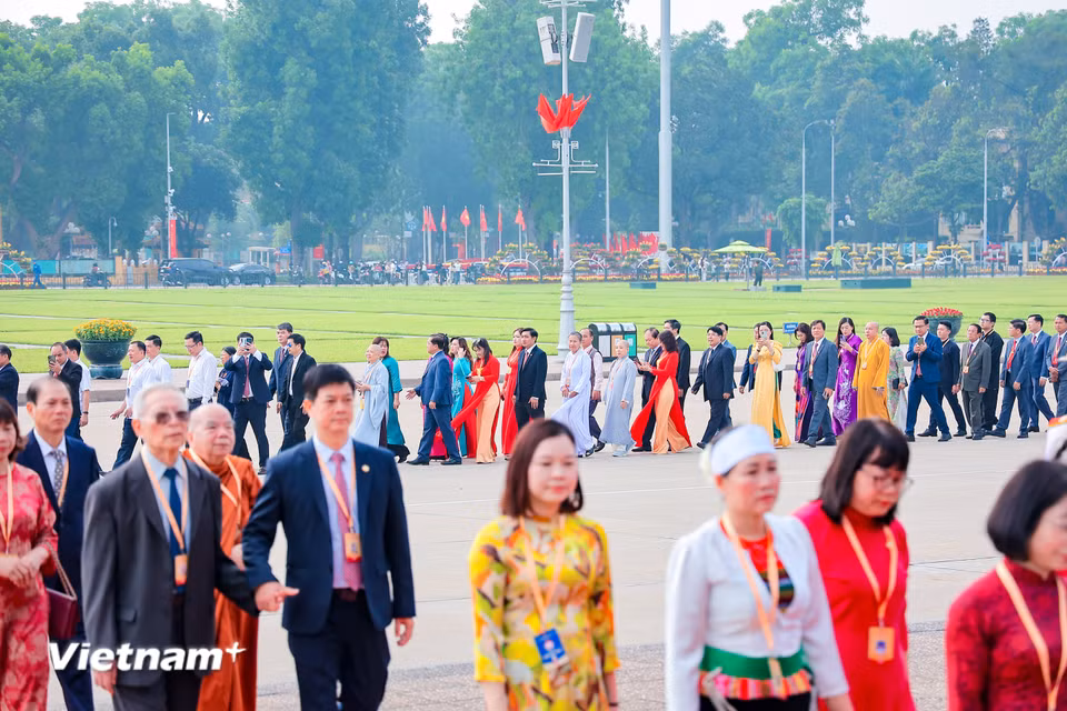 Hơn 1.000 đại biểu đã vào Lăng viếng Chủ tịch Hồ Chí Minh.