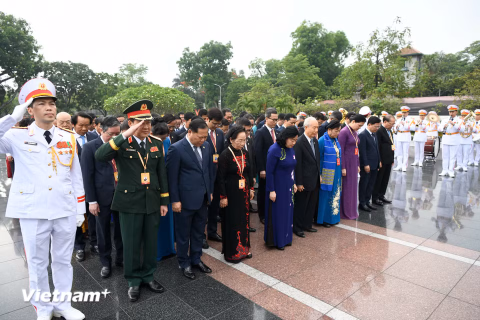 Buổi sáng cùng ngày, Đoàn đã đến đặt vòng hoa và dâng hương tưởng niệm các Anh hùng liệt sĩ tại Đài tưởng niệm các Anh hùng liệt sỹ trên đường Bắc Sơn, Hà Nội. (Ảnh: Hoài Nam/Vietnam+)