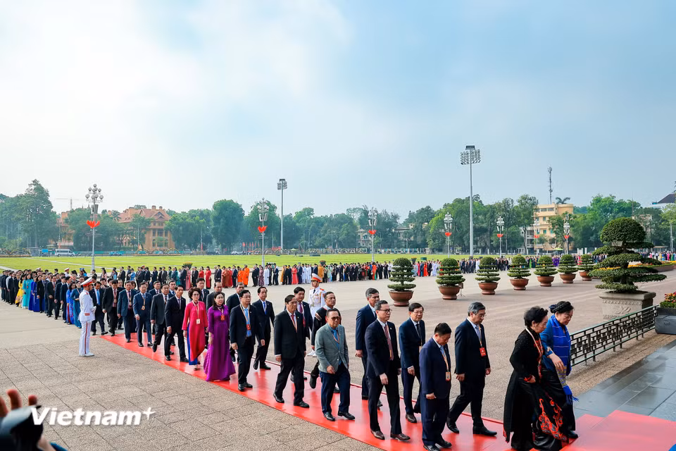 Hơn 1.300 đại biểu đã vào Lăng viếng Chủ tịch Hồ Chí Minh. (Ảnh: Hoài Nam/Vietnam+)