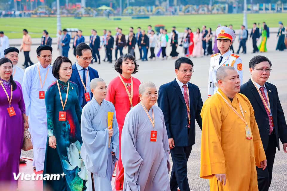 Hơn 1.300 đại biểu đã vào Lăng viếng Chủ tịch Hồ Chí Minh. (Ảnh: Hoài Nam/Vietnam+)