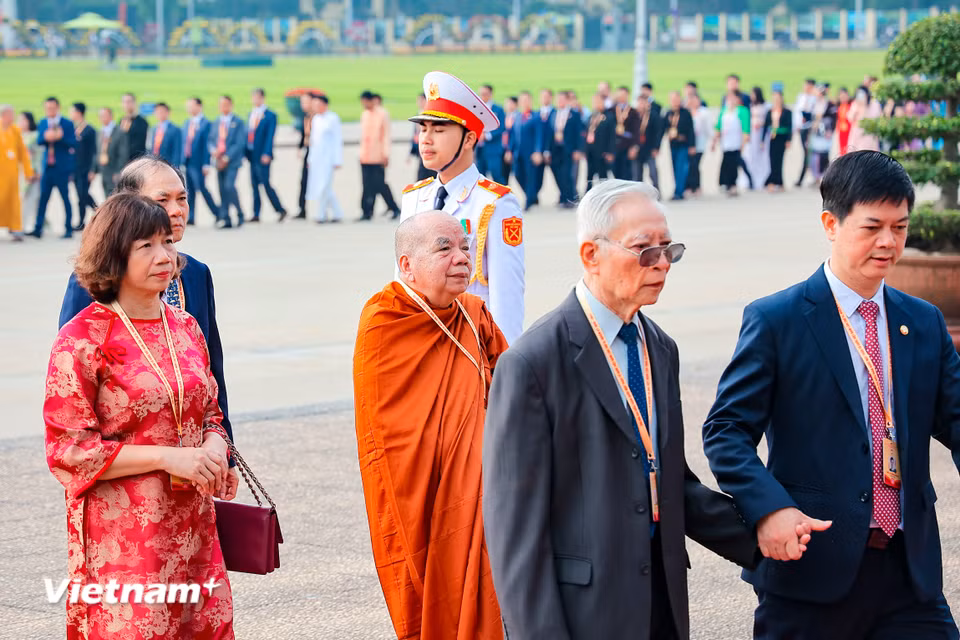 Hơn 1.300 đại biểu đã vào Lăng viếng Chủ tịch Hồ Chí Minh. (Ảnh: Hoài Nam/Vietnam+)