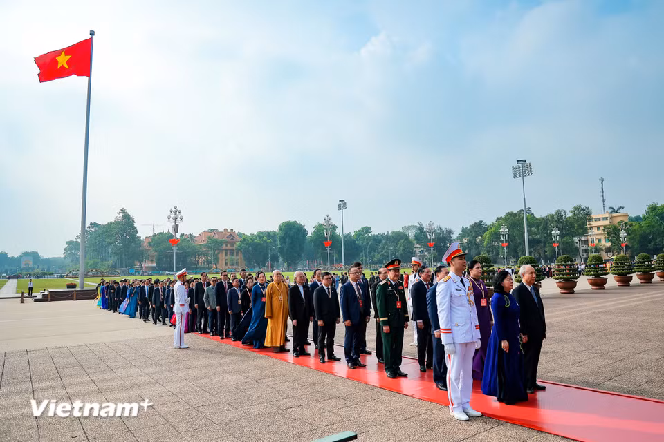 Đoàn đại biểu và kiều bào trang nghiêm chuẩn bị vào Lăng viếng Chủ tịch Hồ Chí Minh. (Ảnh: Hoài Nam/Vietnam+)