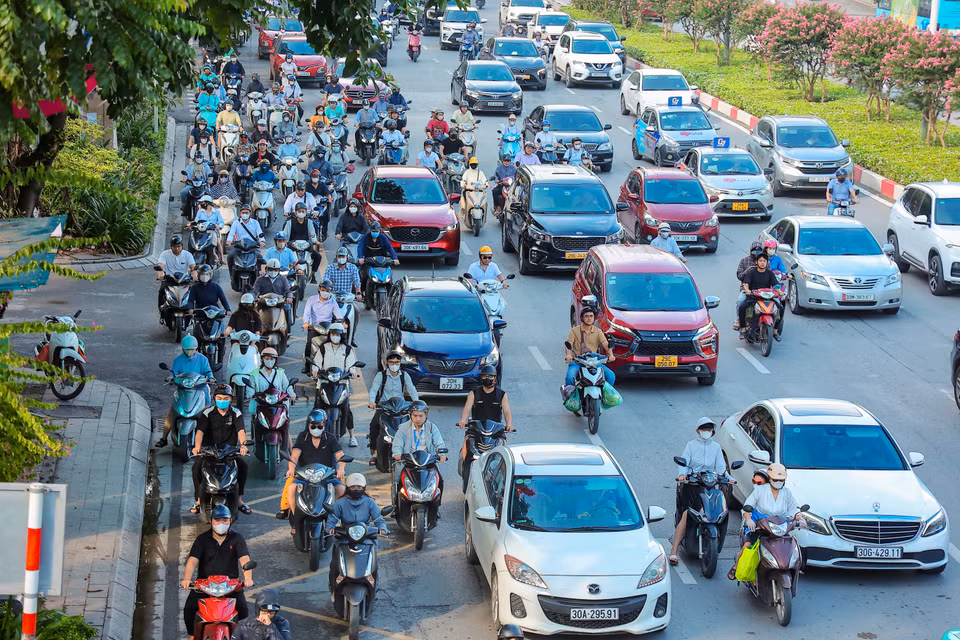 Việc sử dụng các biện pháp kỹ thuật để điều tiết làn đường theo lưu lượng thực tế được kỳ vọng sẽ khắc phục tình trạng ùn tắc nghiêm trọng tại các trục đường dẫn ra ngoại ô, thay thế biện pháp hành chính như cấm hay hạn chế phương tiện. (Ảnh: Hoài Nam/Vietnam+)
