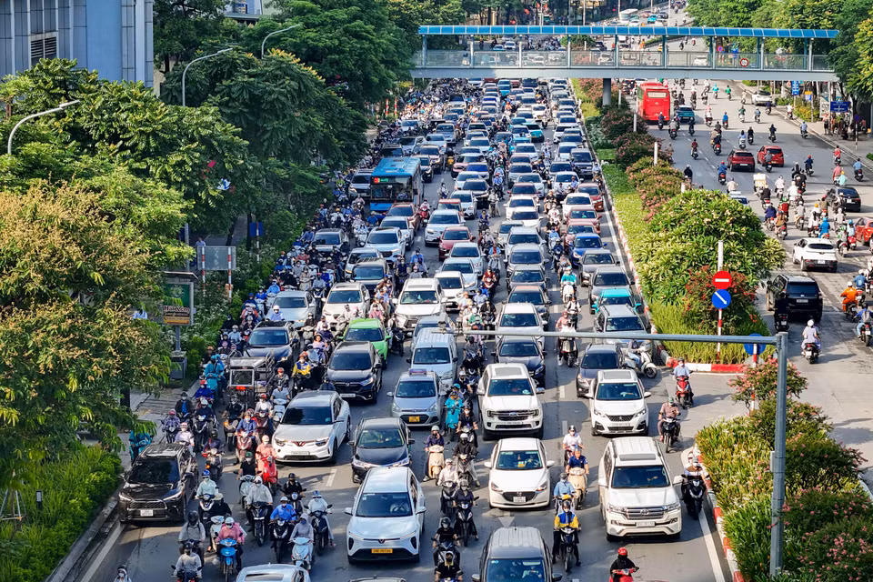 Giờ cao điểm sáng, đường Nguyễn Chí Thanh thường ùn tắc kéo dài theo hướng vào trung tâm, trong khi chiều ngược lại khá thông thoáng với lượng phương tiện ít hơn đáng kể. (Ảnh: Hoài Nam/Vietnam+)