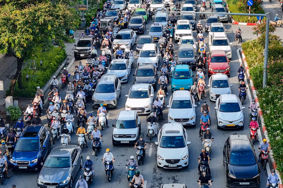 Trước đó vào năm 2018, cơ quan chức năng từng xén dải phân cách để mở rộng mặt đường. Hiện dải phân cách giữa tuyến còn rộng hơn 4 m, trồng nhiều cây xanh. (Ảnh: Hoài Nam/Vietnam+)