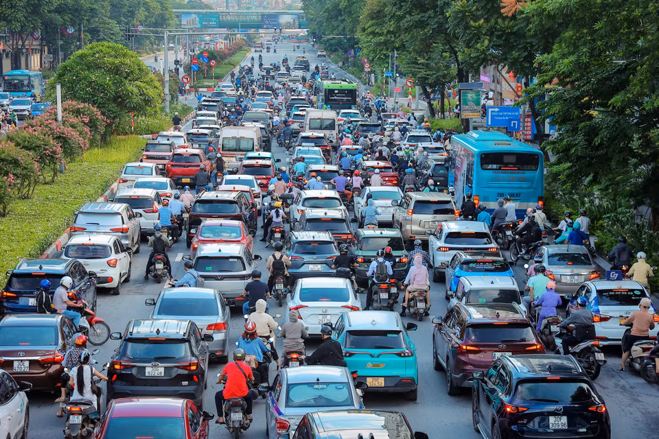 Việc tổ chức lại giao thông vào giờ cao điểm sáng, cơ quan chức năng sẽ mở nhiều làn đường hơn cho chiều xe từ ngoại ô vào trung tâm. Ngược lại, vào giờ tan tầm chiều, số lượng làn đường sẽ được ưu tiên tăng thêm cho chiều từ trung tâm đi ra ngoại ô. (Ảnh: Hoài Nam/Vietnam+)