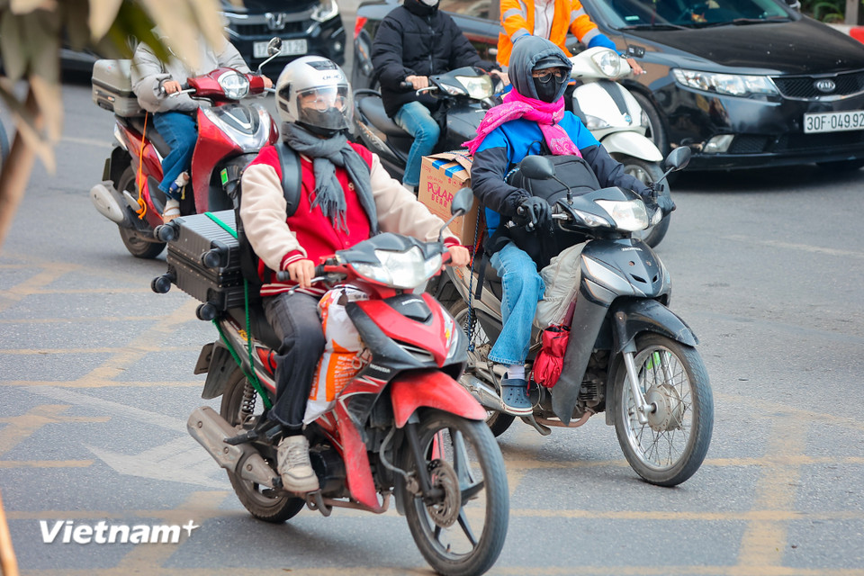 Người dân cùng hành lý hướng về phía trung tâm Hà Nội. (Ảnh: Hoài Nam/Vietnam+)