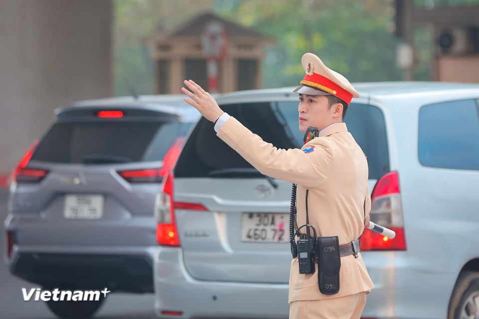Tại cửa ngõ phía Nam Thủ đô, các cán bộ Đội Cảnh sát Giao thông đường bộ số 14 đã túc trực từ sớm để điều tiết giao thông để tránh xảy ra hiện tượng ùn tắc cục bộ. (Ảnh: Hoài Nam/Vietnam+)