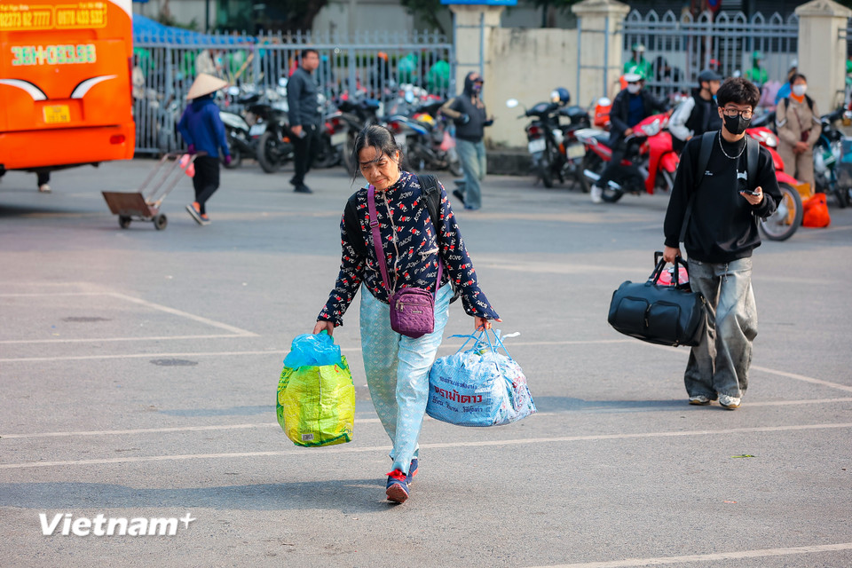 Tại bến xe không xảy ra tình trạng chen lấn xô đẩy, tranh giành khách. (Ảnh: Hoài Nam/Vietnam+)