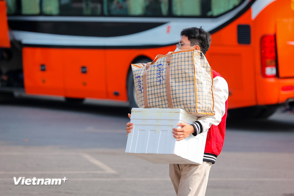 Người dân lỉnh kỉnh đồ đạc từ quê trở lại Hà Nội để chuẩn bị học tập và làm việc. (Ảnh: Hoài Nam/Vietnam+)