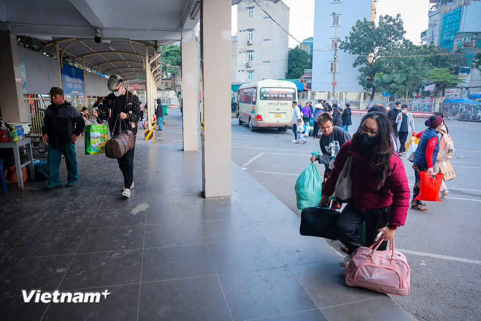 Chiều 4/1, ngày cuối cùng kỳ nghỉ Lễ, người dân bắt đầu trở lại Thủ đô chuẩn bị cho ngày làm việc đầu tiên vào ngày mai 5/1. (Ảnh: Hoài Nam/Vietnam+)