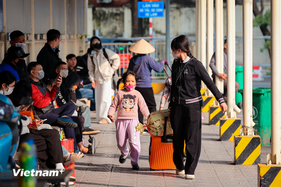 Ghi nhận tại các bến xe, lượng người đổ về không quá đông.