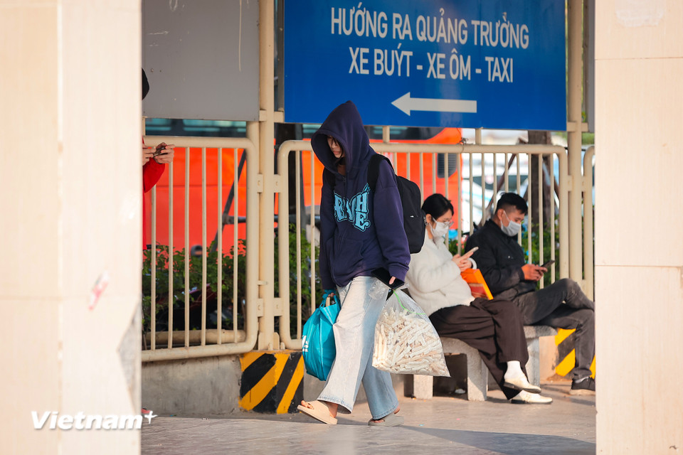 Người dân lỉnh kỉnh đồ đạc từ quê trở lại Hà Nội để chuẩn bị học tập và làm việc. (Ảnh: Hoài Nam/Vietnam+)