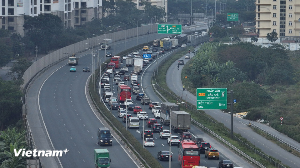 Ghi nhận tại điểm cuối cao tốc Pháp Vân- Cầu Giẽ hướng về trung tâm, lượng phương tiện lớn nhưng không xảy ra tình trạng ùn tắc. (Ảnh: Hoài Nam/Vietnam+)