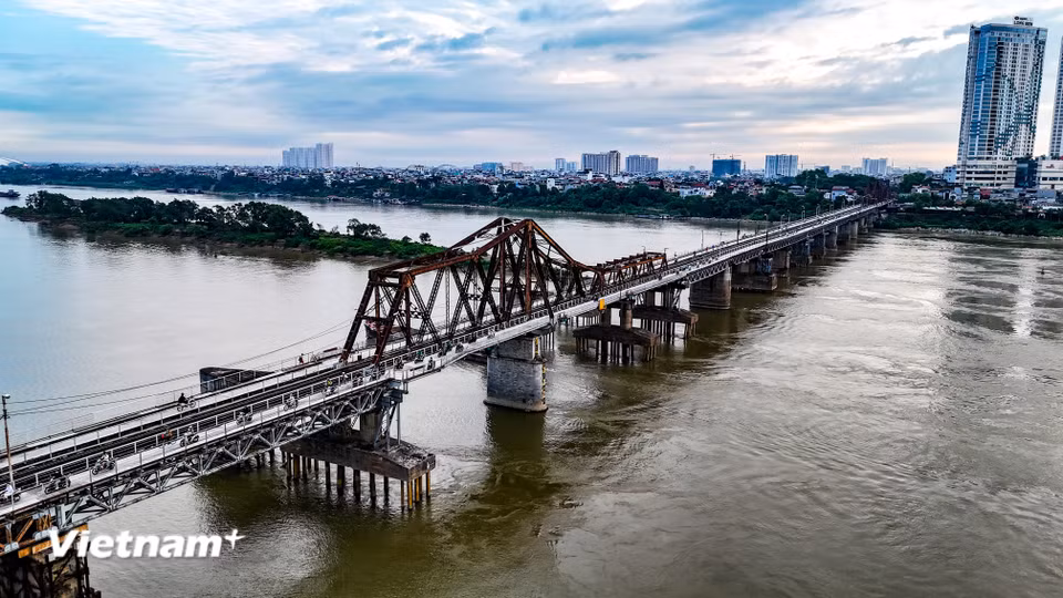 Cây cầu đã đưa vào khai thác sau khi dự án sửa chữa đường bộ hành, đường dành cho xe máy và xe thô sơ hai bên cầu hoàn tất, bảo đảm an toàn cho tuyến đường sắt Hà Nội - Đồng Đăng chạy qua cầu Long Biên. (Ảnh: Hoài Nam/Vietnam+)