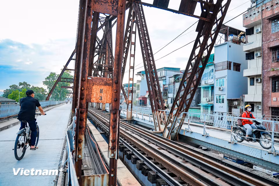 Để phục vụ việc sửa chữa, Hà Nội cấm xe máy, người đi bộ trên đường bộ hành, đường xe máy từ 9h ngày 28/3 đến hết ngày 27/5/2026 (60 ngày). (Ảnh: Hoài Nam/Vietnam+)