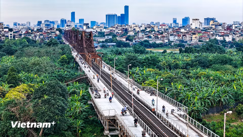 Theo ghi nhận, sáng 28/5, các phương tiện đã di chuyển qua cầu Long Biên. (Ảnh: Hoài Nam/Vietnam+)