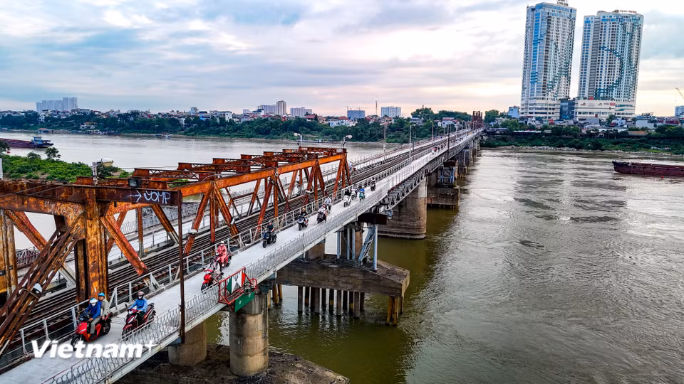 Theo đó, từ 0h ngày 28/5/2026, xe máy, xe thô sơ và người đi bộ được phép lưu thông trở lại trên phần đường đi bộ, đường xe máy và xe thô sơ của cầu Long Biên. (Ảnh: Hoài Nam/Vietnam+)