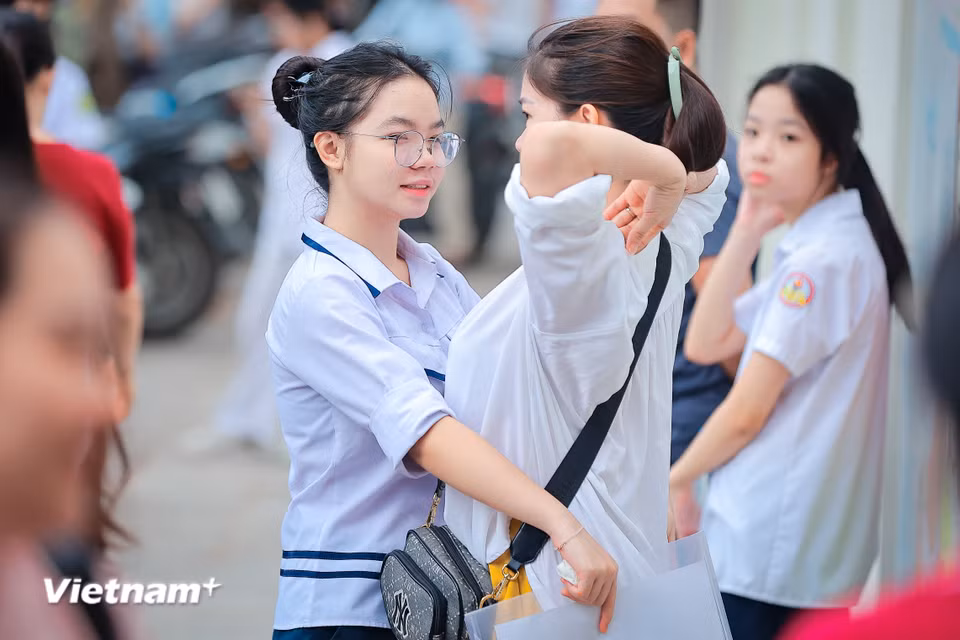 Hay những cái ôm để tiếp thêm tinh thần trước giờ làm bài. (Ảnh: Hoài Nam/Vietnam+)