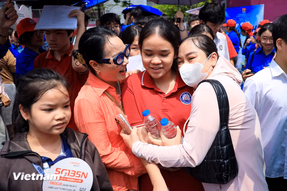 Kỳ thi vào lớp 10 tại Hà Nội rồi cũng sẽ qua đi, điểm số rồi cũng sẽ được công bố, và những tấm vé vào trường công lập sẽ tìm được chủ nhân. Thế nhưng, hình ảnh những bóng lưng áo đẫm mồ hôi của cha, ánh mắt ngập tràn yêu thương của mẹ bên cổng trường sẽ mãi là ký ức đẹp đẽ và thiêng liêng nhất hành trình trưởng thành của các em. (Ảnh: Hoài Nam/Vietnam+)