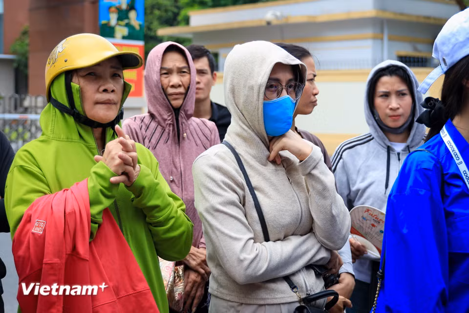 Mỗi khi sắp hết giờ làm bài, những gương mặt đăm chiêu càng hồi hộp, hiện rõ nỗi lòng của người làm cha, làm mẹ trong bước ngoặt đầu đời của con. (Ảnh: Hoài Nam/Vietnam+)