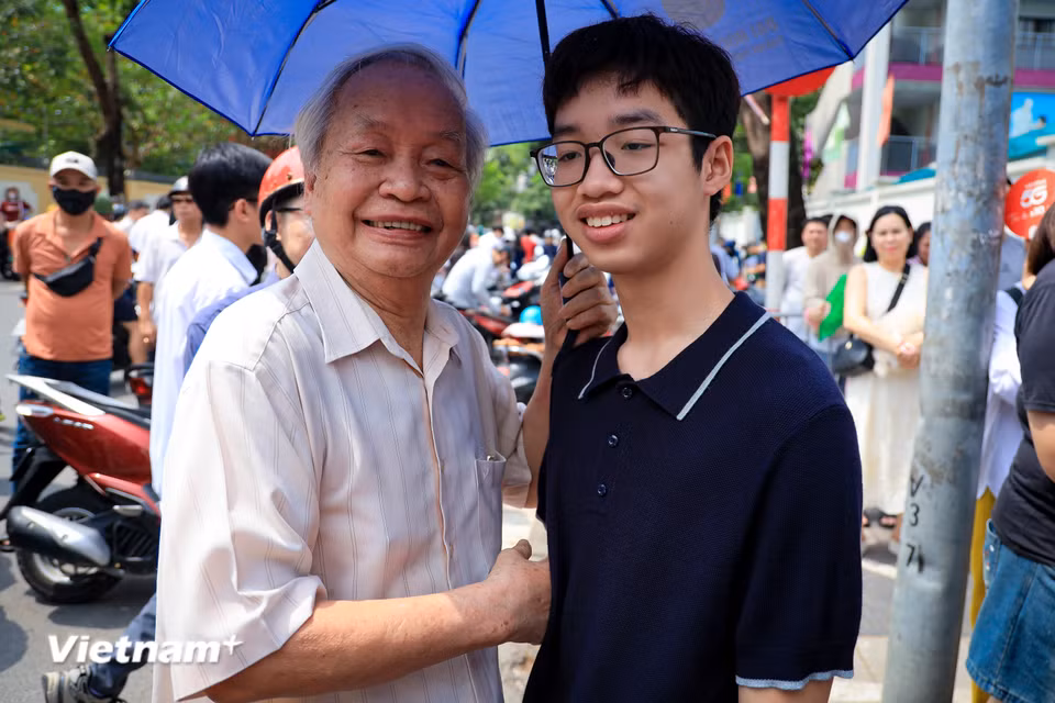 Để rồi khi cánh cổng trường mở ra, dẫu kết quả làm bài của con có ra sao, thứ chào đón các em luôn là những vòng tay rộng mở của các bậc phụ huynh. (Ảnh: Hoài Nam/Vietnam+)