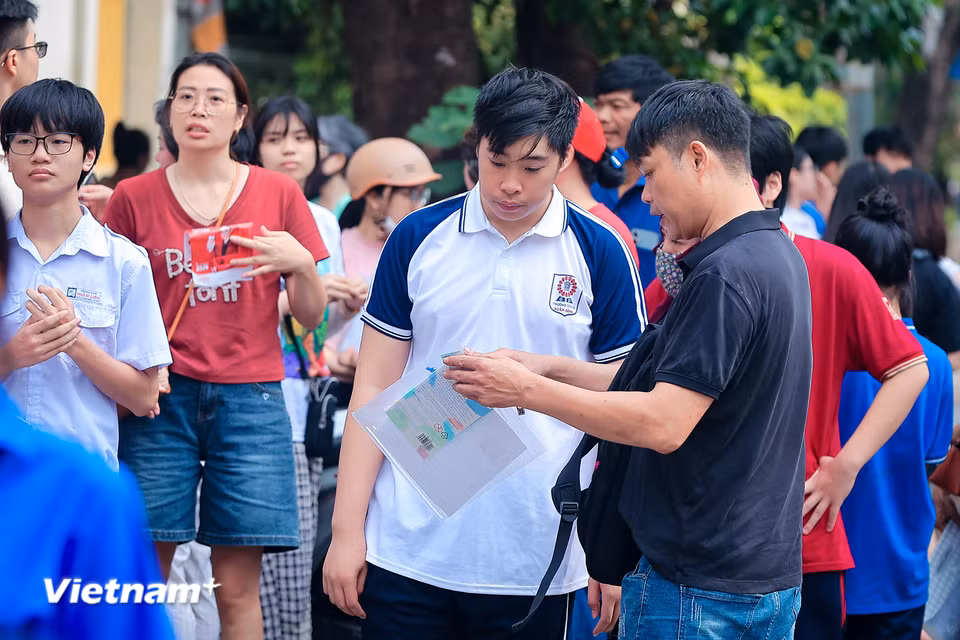 Kỳ thi tuyển sinh vào lớp 10 công lập tại Hà Nội luôn được ví như một trong những cuộc đua khốc liệt nhất của đời học sinh. Thế nhưng, phía sau cánh cổng trường điểm thi khép chặt luôn có lòng kiên nhẫn, sự lo âu và tình yêu thương vô bờ bến từ những người làm cha, làm mẹ. (Ảnh: Hoài Nam/Vietnam+)