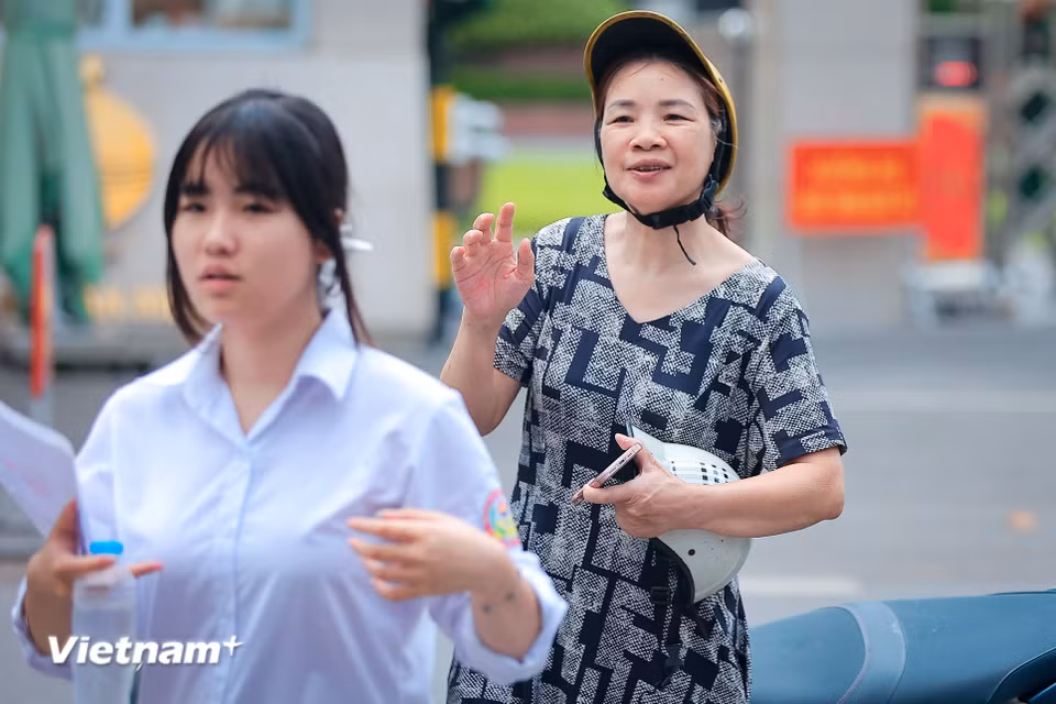 Sau cái ôm siết chặt, lời dặn dò vội vã và ánh mắt dõi theo bóng con khuất dần sau dãy hành lang. (Ảnh: Hoài Nam/Vietnam+)