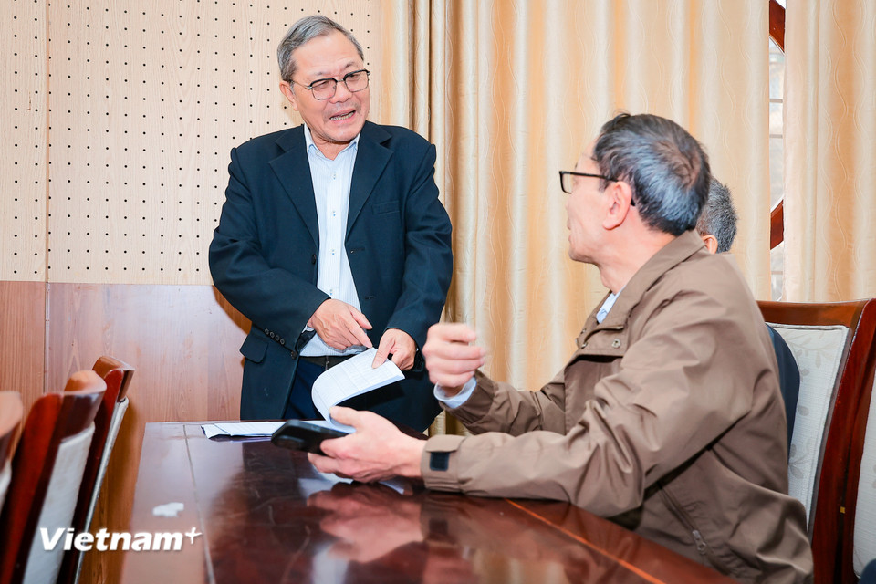 Cùng với đó, cử tri bày tỏ tâm tư nguyện vọng gắn liền với thực tế của địa phương. (Ảnh: Hoài Nam/Vietnam+)