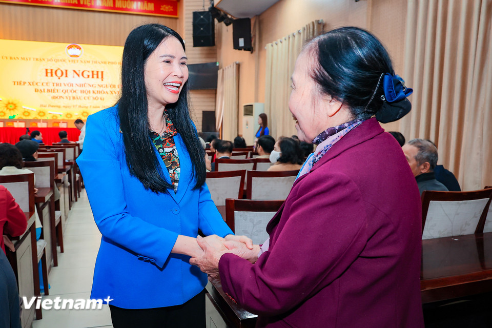 Người ứng cử đại biểu Quốc hội khóa XVI và Hội đồng Nhân dân thành phố Hải Phòng khóa XVII, nhiệm kỳ 2026 - 2031 trên địa bàn thành phố Hải Phòng thực hiện tiếp xúc cử tri trực tiếp kết hợp trực tuyến. (Ảnh: Hoài Nam/Vietnam+)