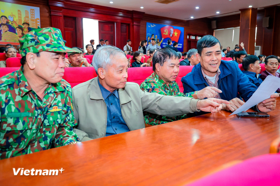 Ghi nhận tại Hội nghị tiếp xúc cử tri với những người ứng cử đại biểu Quốc hội khóa XVI (Đơn vị bầu cử số 6), không khí nô nức của cử tri khi lắng nghe ý kiến đóng góp tại cuộc tiếp xúc cử tri vận động bầu cử của người ứng cử. (Ảnh: Hoài Nam/Vietnam+)