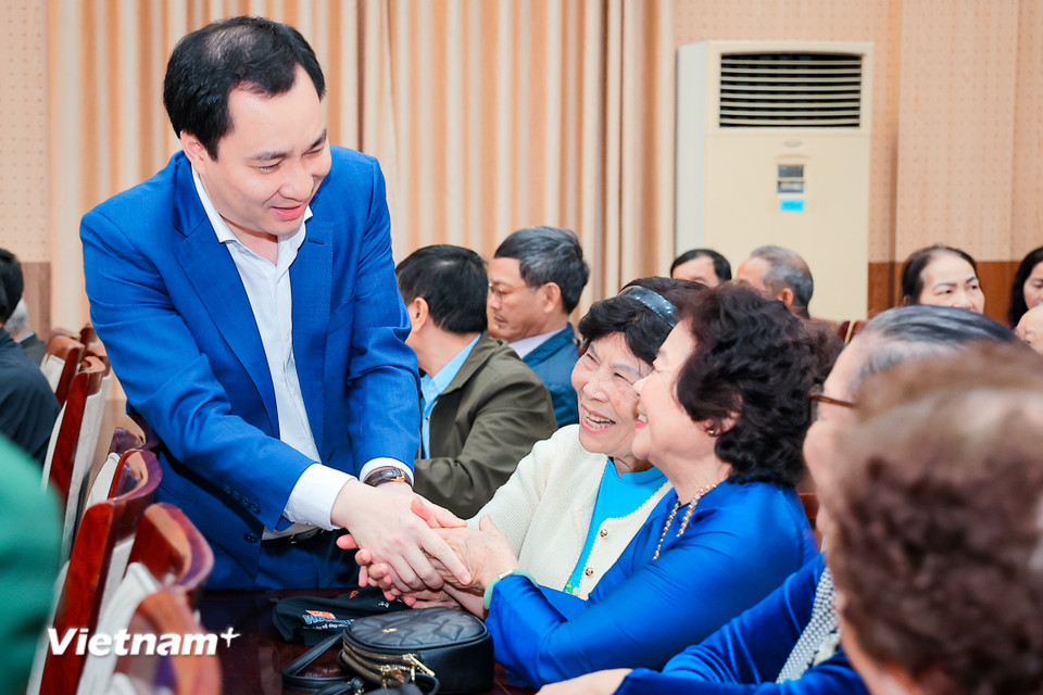 Các địa phương mời đông đảo cử tri tham dự trong không khí gần gũi và mọi điều kiện thuận lợi để cử tri tiếp xúc, lắng nghe chương trình hành động của người ứng cử đại biểu Quốc hội khóa XVI trên địa bàn thành phố. (Ảnh: Hoài Nam/Vietnam+)