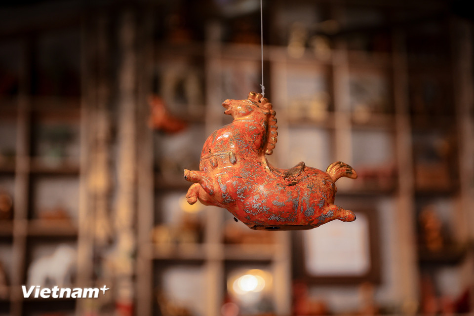 Thông qua các tác phẩm nghệ thuật sơn mài, hình tượng ngựa Gióng đã bước ra khỏi không gian sử thi để hiện diện trong đời sống hằng ngày. (Ảnh: Hoài Nam/Vietnam+)