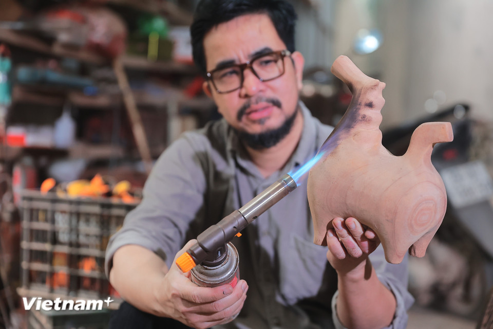 Ngoài ra, nghệ nhân Nguyễn Tấn Phát đã đặc biệt chế tác nhiều mẫu ngựa béo trong năm nay như một điểm nhấn mới mẻ, góp phần tạo nên 2026 câu chuyện sáng tạo độc bản cho năm Bính Ngọ 2026. (Ảnh: Hoài Nam/Vietnam+)