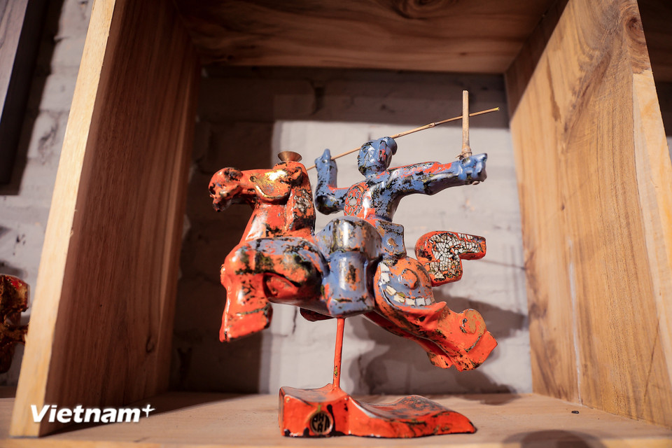 Theo chia sẻ của nghệ nhân, ngựa Gióng là biểu tượng của tinh thần quật cường và bảo vệ đất nước. Hình tượng ngựa sắt gắn liền với Thánh Gióng – một trong "Tứ bất tử" của người Việt, là biểu trưng cho tinh thần quật cường, sức mạnh của tuổi trẻ vươn mình bảo vệ non sông. (Ảnh: Hoài Nam/Vietnam+)