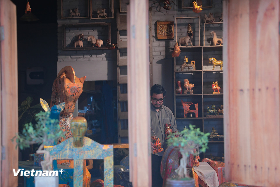 Nghệ nhân Nguyễn Tấn Phát cho biết những đứa con tinh thần của mình là sự kết hợp di sản văn hóa với nội thất hiện đại, khẳng định giá trị phong thủy, mỹ thuật của thủ công Việt Nam truyền thống.(Ảnh: Hoài Nam/Vietnam+)