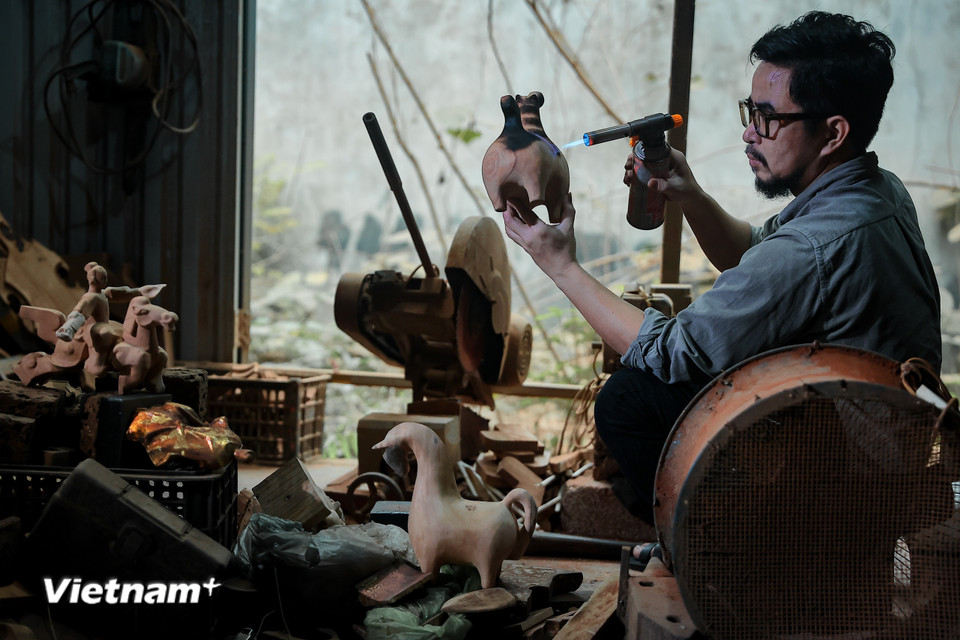 Hình tượng này gửi gắm khát vọng luôn tiến bước, vươn xa và hướng tới tương lai, tương tự như ý nghĩa của các điển tích "mã đáo thành công" hay "bát mã truy phong." (Ảnh: Hoài Nam/Vietnam+)