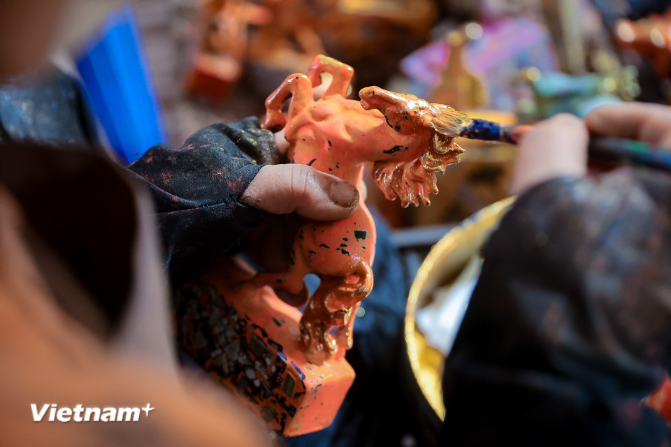 Các tác phẩm được thực hiện theo quy trình sơn mài truyền thống nghiêm ngặt gồm nhiều lớp sơn phủ, mài và vẽ tinh xảo với các nguyên liệu như vàng, bạc, vỏ trứng, vỏ trai. (Ảnh: Hoài Nam/Vietnam+)