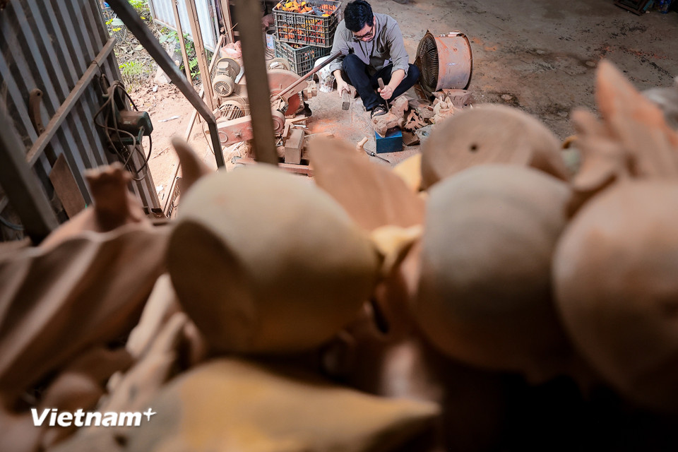 Nghệ nhân sử dụng các vật liệu bản địa của xứ Đoài như gỗ mít, tre và đặc biệt là đá ong – loại vật liệu đặc trưng làm nên linh hồn kiến trúc làng cổ Đường Lâm để làm các bức tượng ngựa. (Ảnh: Hoài Nam/Vietnam+)