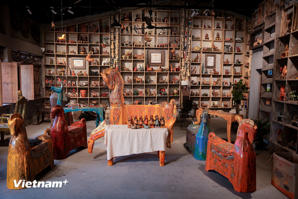 Cũng chính vì vậy, anh đã làm ra tác phẩm "Bát mã truy phong” bao gồm một bàn ngựa và tám chiếc ghế mang hình dáng ngựa, đây là bộ có quy mô lớn nhất trong bộ sưu tập “Gióng.” (Ảnh: Hoài Nam/Vietnam+)