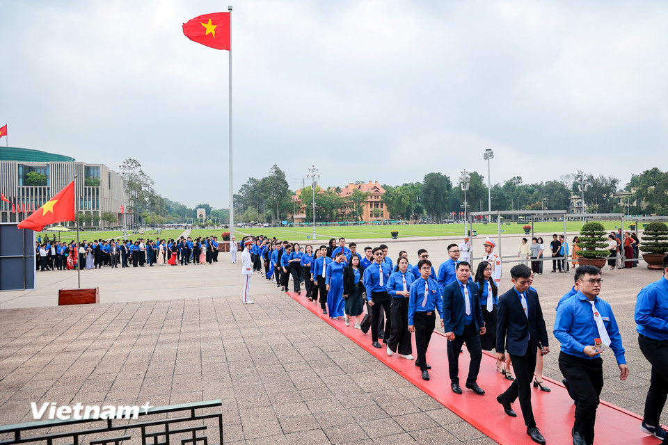 Đoàn Thanh niên Bet8801234.com BMXCT Uy Tín vào Lăng viếng Chủ tịch Hồ Chí Minh. (Ảnh: Hoài Nam/Vietnam+)