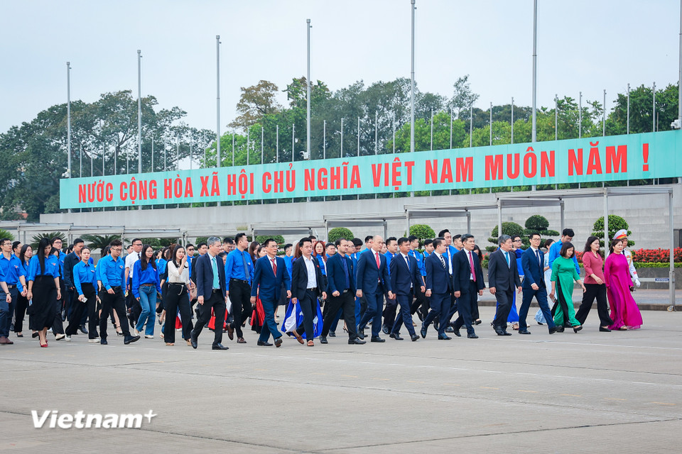 Trong không khí chào mừng Kỷ niệm 95 năm Ngày thành lập Đoàn Thanh niên Cộng sản Hồ Chí Minh (26/3/1931 - 26/3/2026), 120 đoàn viên, thanh niên ưu tú đại diện cho tuổi trẻ của Bộ Văn hóa, Thể thao và Du lịch, Bộ Ngoại giao, Bộ Khoa học và Công nghệ, Thông tấn Xã Việt Nam, Tập đoàn Điện lực Việt Nam, Tổng công ty Đầu tư và Kinh doanh vốn nhà nước đã tới Lăng Chủ tịch Hồ Chí Minh, thành kính báo công dâng Bác. (Ảnh: Hoài Nam/Vietnam+)