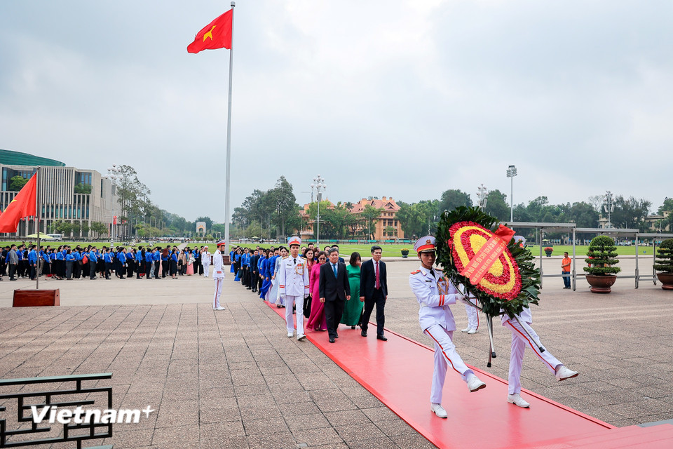 Với vinh dự và tự hào là những người thanh niên mang huy hiệu Đoàn trên ngực trái, c﻿ác đoàn viên dặn lòng phải phấn đấu hơn nữa, không ngừng học tập, rèn luyện, sáng tạo, đủ đức, đủ tài. (Ảnh: Hoài Nam/Vietnam+)