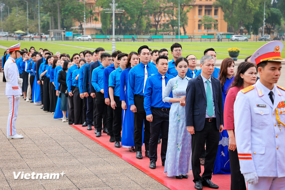 Các đoàn viên tiếp tục thắp sáng ngọn lửa “Khát vọng, cống hiến - Tiên phong, kiến tạo - Đoàn kết, phát triển,” thực hiện thật tốt lời căn dặn của Bác: “Học để phụng sự Tổ quốc, phụng sự Nhân dân, học để làm cho dân giàu, nước mạnh.” (Ảnh: Hoài Nam/Vietnam+)
