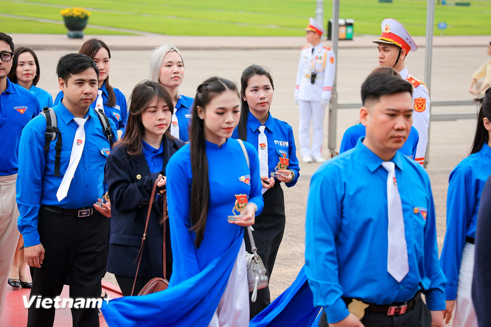 Đoàn Thanh niên Bet8801234.com BMXCT Uy Tín vào Lăng viếng Chủ tịch Hồ Chí Minh. (Ảnh: Hoài Nam/Vietnam+)
